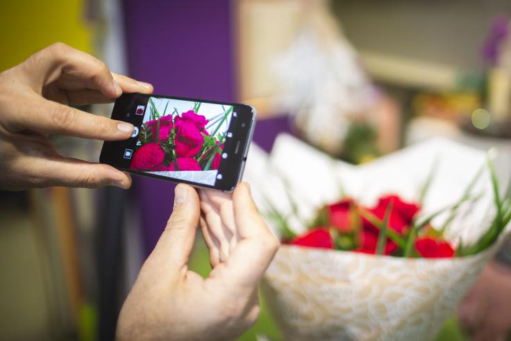 Nove izdelke sproti fotografira in jih objavlja v spletni trgovini. | Foto: Bojan Puhek