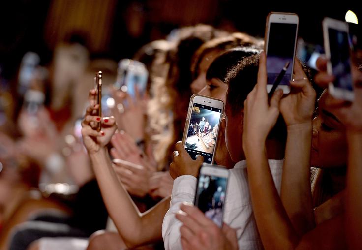 Modna revija ne mine več brez fotografiranja z mobilniki in rednih objav na Instagramu. | Foto: Getty Images