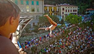 Foto: Pogumneži spet navdušili s skoki v Sočo