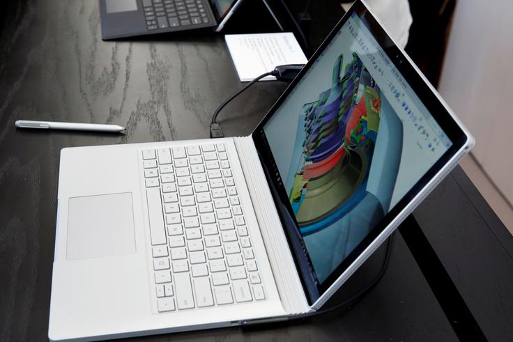 Prenosni računalnik Microsoft Surface Book je po predstavitvi na večino prvih preizkuševalcev naredil zelo dober vtis in takoj dobil status največjega izzivalca Applovega prvega mesta na področju prenosnih računalnikov,  | Foto: Reuters