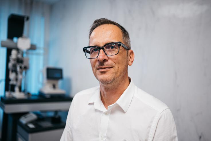 Rajko Germek: Osnovno pravilo za progresivna očala je najprej dobro opravljena meritev dioptrije. Potem sledi pravilno izbira progresivnih stekel, na koncu pa je seveda zelo pomembna izbira pravega okvirja." | Foto: Jan Lukanović