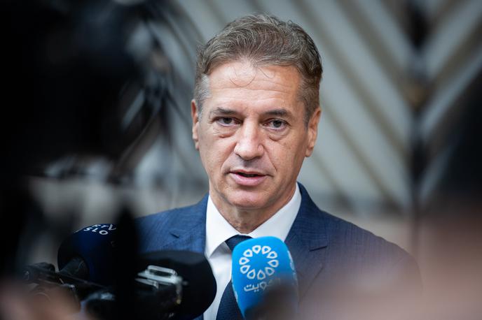 Robert Golob | Premier Robert Golob je predsednikom parlamentarnih strank predlagal sklep o razveljavitvi posvetovalnega referenduma o obrambnih izdatkih, sklep pa je v parlamentarno proceduro že vložila Svoboda, ki je enotno glasovala proti razpisu tega referenduma. | Foto Vlada Republike Slovenije