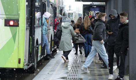 Zaradi nadlegovanja deklice na avtobusu 67-letnik v priporu