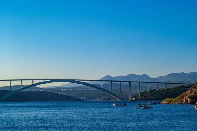 Most na otok Krk | Zaradi požara avtomobila je bil most na Krk zaprt za promet v obe smeri, je sporočilo Hrvaško združenje za ceste (HAK). | Foto Guliverimage