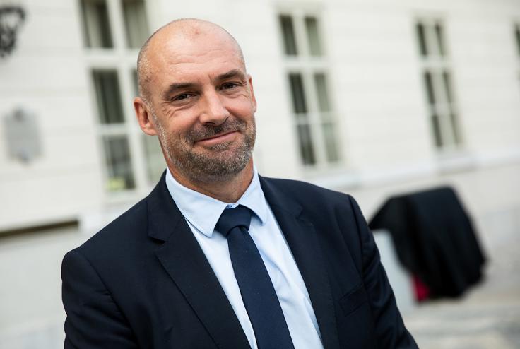 Najbolj konkretni so dogovori z ministrstvom za obrambo, kjer že letos želijo realizirati pet dodatnih zaposlitev za slovenske športnike. | Foto: Vid Ponikvar