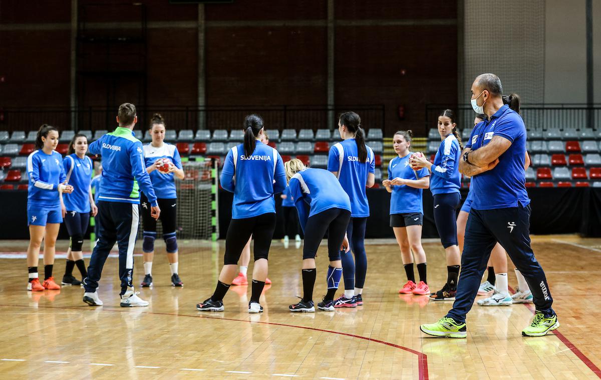 Trening ženske rokometne reprezentance | "Na prvem zboru pod vodstvom selektorja Dragana Adžića jo je izbrani vrsti zagodla nova realnost." | Foto Vid Ponikvar