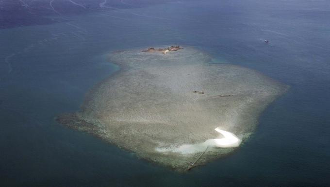 Zaradi izkopa peska ponekod izginjajo kar celotne plaže. Tole je indonezijski otok, ki je bil že leta 2007 zaradi prekomernih apetitov po mivki z zrni določene velikosti skoraj povsem potopljen. Ta otok sicer ni osamljen primer - takšnih je bilo od leta 2005 vsaj že dvajset. | Foto: Reuters