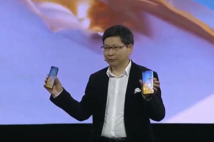 Huawei P40, predstavitev | Prvi mož Huaweieve enote za potrošniške naprave Richard Yu s telefonoma Huawei P40 in Huawei P40 Pro | Foto Srdjan Cvjetović