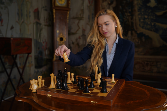V video tečaju vas bo šahovskih veščin naučila Laura Unuk. | Foto: 