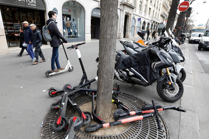 električni skiro Pariz | Glede na ocene je v francoski prestolnici trenutno na voljo za izposojo okoli 15 tisoč električnih skirojev, glede na trend pa naj bi jih bilo do konca leta 40 tisoč. | Foto Reuters