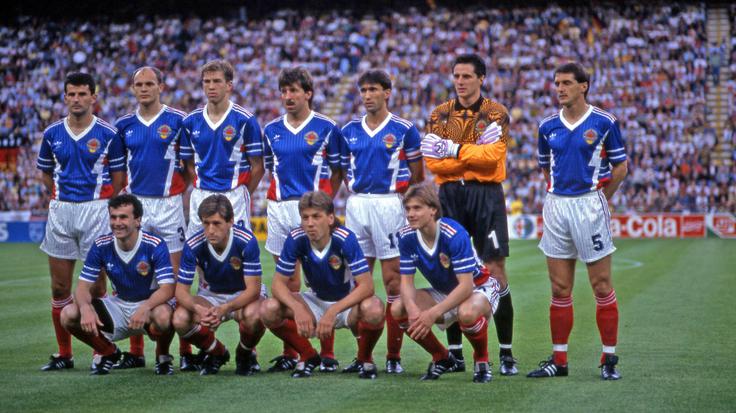 Na SP 1990 v Italiji, kjer si je takrat služil kruh pri Sampdorii, je za Jugoslavijo nastopil tudi Srečko Katanec. Na sliki je v zgornji vrsti (tretji iz leve), skrajno desno spodaj pa je zdajšnji srbski selektor Dragan Stojković. Jugoslavija je leta 1990 izpadla v četrtfinalu z Argentino. | Foto: Guliverimage/Vladimir Fedorenko