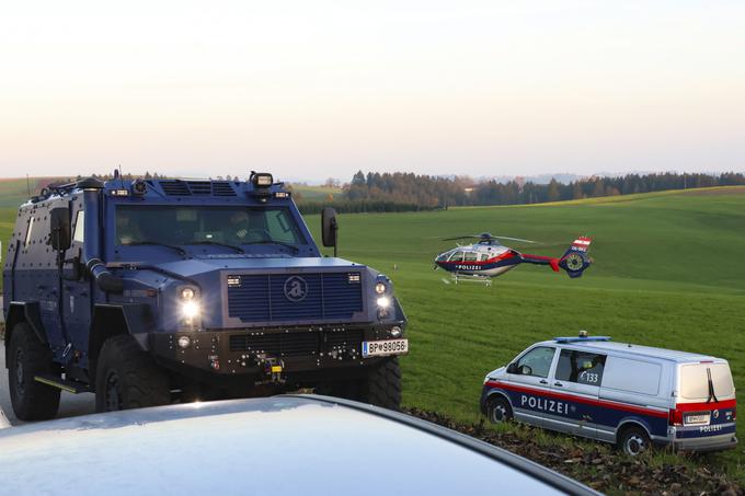 Nevarnega strelca iščejo močno oborožene policijske enote, vključno z oklepniki, helikopterji in iskalnimi psi. | Foto: Guliverimage