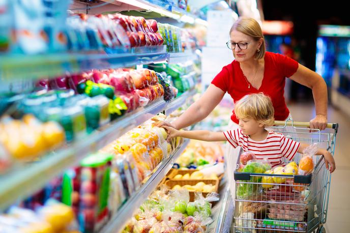 supermarket, trgovina, nakupovanje | Letna inflacija se je oktobra spustila pod mejo desetih odstotkov, a ostaja visoka. Oktobra lani je bila denimo pri treh odstotkih.  | Foto Getty Images