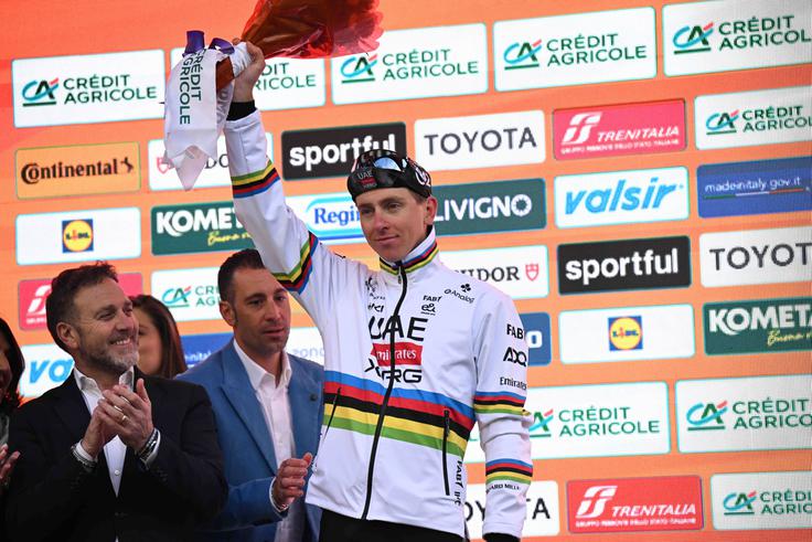 Vincenzo Nibali je Tadeja Pogačarja prijazno opomnil, da stoji na napačnem delu zmagovalnega odra. | Foto: Guliverimage