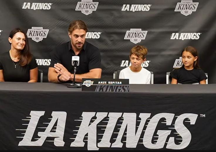 Zadnjo sezono v ligi NHL je napovedal v družbi družine. | Foto: zajem zaslona