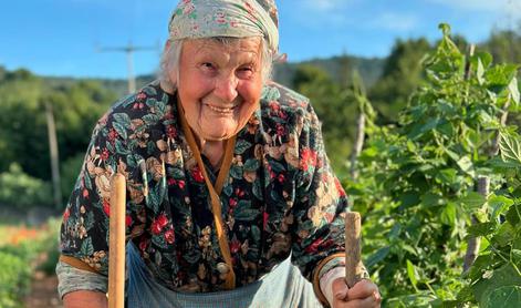 Posnetek 95-letne kmetice s Krasa čez noč preplavil splet