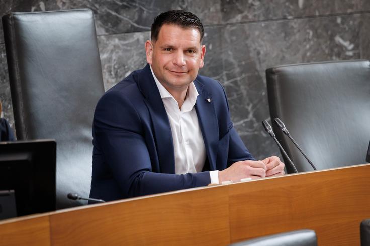 "Mislimo, da ni treba še bolj deliti naroda, vršiti še večje ideološke razprtije z določanjem novih datumov in novih praznikov, ker bi ljudje radi enkrat na to pozabili," je dejal. Zakon so po njegovih besedah soglasno podprli izključno, ker cenijo dostojen pokop vseh žrtev bistveno bolj kot vse drugo. "Sicer, če nam ne bi bil zaklenjen amandma na člen, ki govori o prazniku, bi ta člen zagotovo črtali," je dodal. | Foto: STA