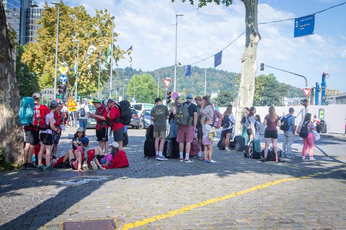 Veliko obiskovalcev Slovenijo pozna le zaradi tranzita, ko potujejo na cilje v sosednjih državah, poleti največ na Hrvaško. Kako jih prepričati, da ostanejo nekaj časa tudi pri nas? | Foto: Gaja Hanuna