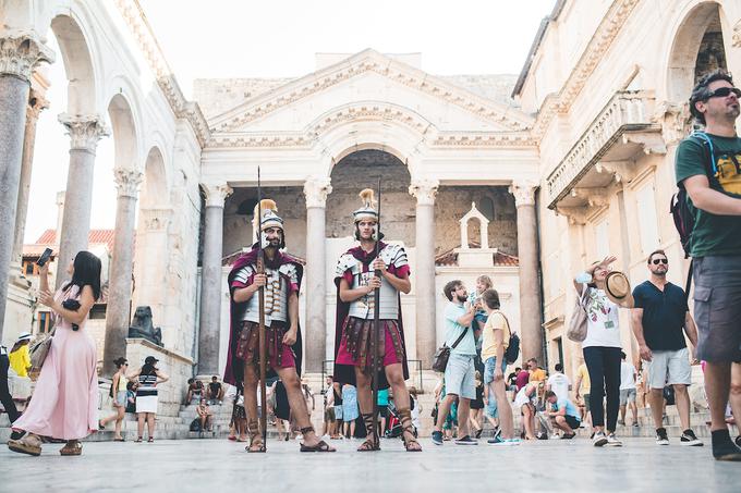 Pred Dioklecijanovo palačo, eno najbolj prepoznavnih zgradb v Splitu. | Foto: Grega Valančič/Sportida