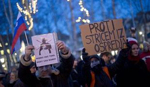 Protest pred parlamentom je minil mirno