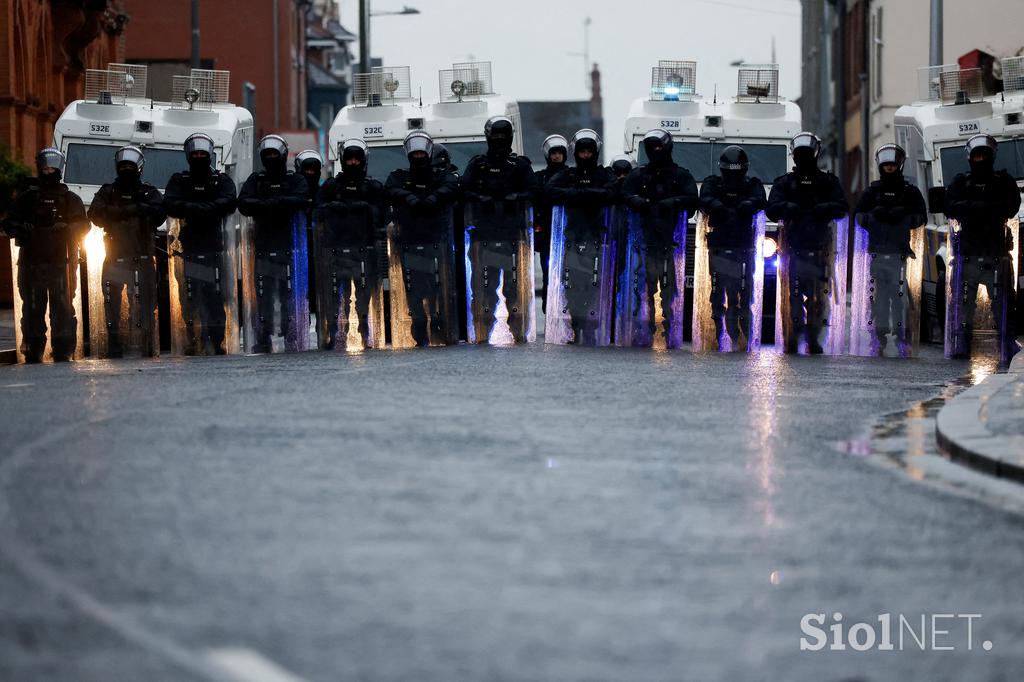Protesti, Irska, policija