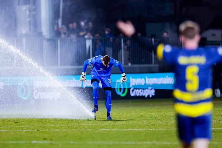 Tako je skušal kapetan Olimpije Matevž Vidovšek zaustaviti namakalno napravo, ki je dvignila tlak zlasti zeleno-belim, saj so takrat že zaostajali proti Brinju. | Foto: Aleš Fevžer
