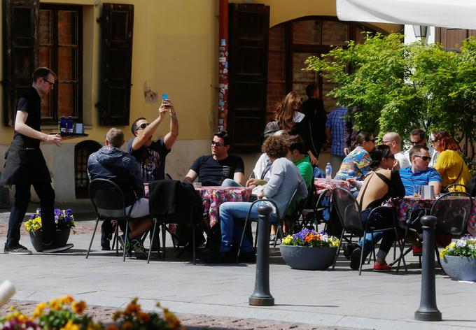 Gostincem so v Litvi že dovolili, da odprejo lokale - a strežejo lahko le na prostem, med mizami pa mora biti vsaj dva metra razdalje. | Foto: Reuters