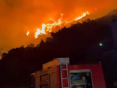 Na otoku Vis izbruhnil obsežen požar, gasilci še vedno na delu #video