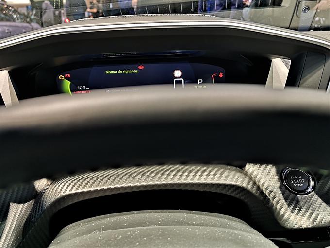 Položaj za volanom pri peugeotih zahteva nekaj kompromisov, če hoče voznik normalno videti na merilnike. | Foto: Gregor Pavšič