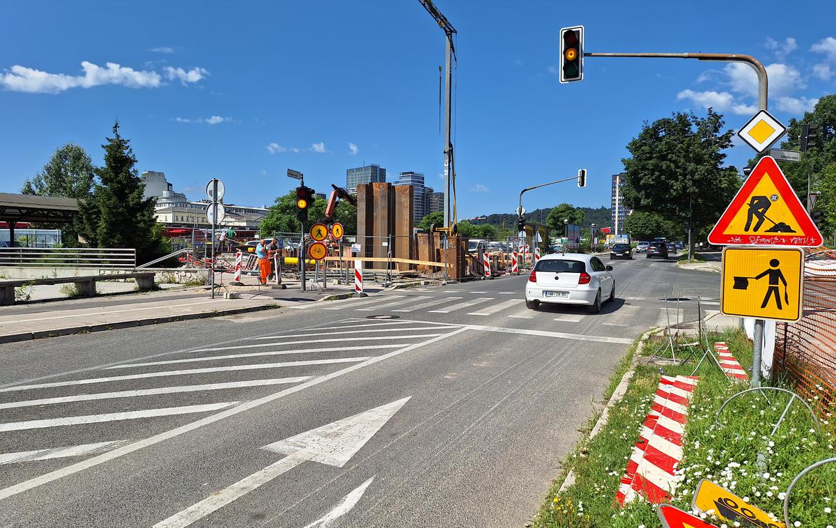 prenova Vilharjeve ceste v Ljubljani | Na delu Vilharjeve ceste na fotografiji naj bi po novem promet tekel enosmerno. | Foto Peter Pahor