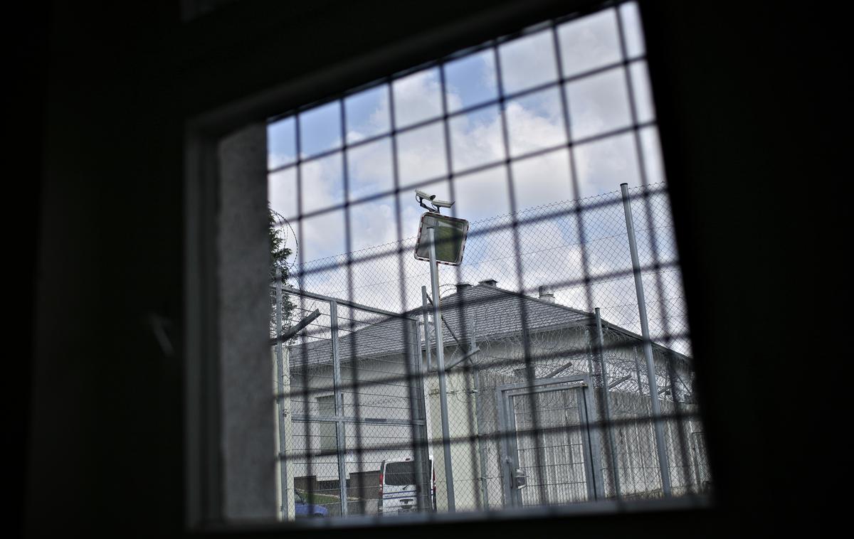 Dob, zapor na Dobu | V eni izmed zaporniških celic v zaporu na Dobu je konec julija zagorelo. | Foto Matjaž Rušt