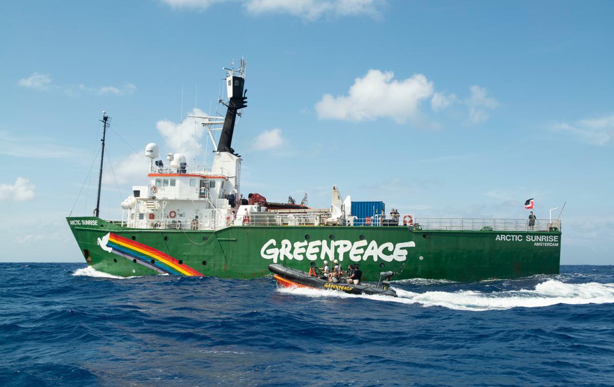 Greenpeacova ladja Arctic Sunrise | Ladja Arctic Sunrise ostaja simbol raziskovalne drznosti in nenasilnega odpora, ki neutrudno opozarja na odgovornost fosilne industrije za podnebno in okoljsko krizo. | Foto Martin Katz
