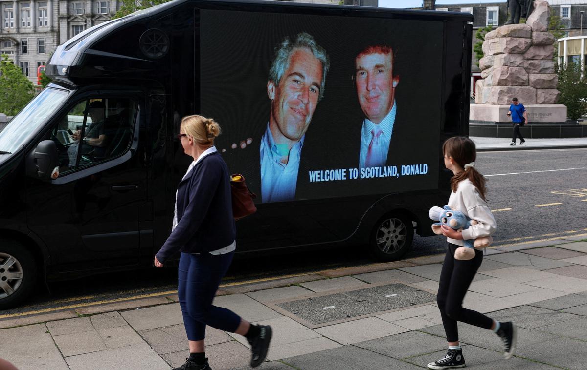Donald Trump, Jeffrey Epstein | Trump in Epstein, oba Newyorčana, naj bi se spoznala v poznih osemdesetih letih prejšnjega stoletja in se – v skladu z dokumentiranimi primeri – v naslednjih letih pogosto družila in zabavala tako v New Yorku kot v Mar-a-Lagu.  Po Trumpovem lastnem pripovedovanju sta bila prijatelja približno 15 let. Leta 2002 je za revijo New York povedal, da je Epstein "odličen fant", navaja Newsweek. | Foto Reuters