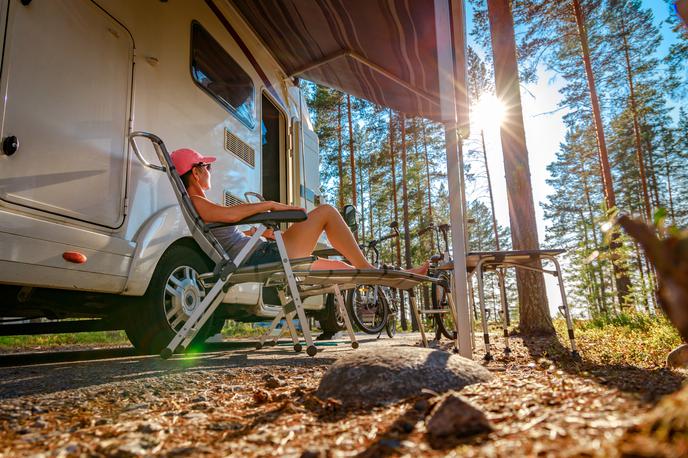 kamp, kampiranje, kombi | Caitlin zdaj potuje po ZDA in preizkuša nove dejavnosti, kot je pohodništvo, hkrati pa dela na spletu kot življenjska trenerka. (Fotografija je simbolična.) | Foto Shutterstock