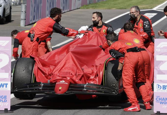 Pokvarjen Sainzov Ferrari | Foto: Reuters