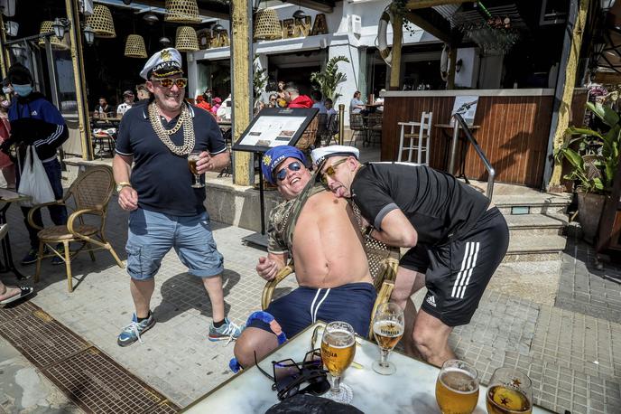 pijani turisti | Pred napovedanimi spremembami minister za gospodarstvo Ante Šušnjar pojasnjuje, da bodo odločitve glede prepovedi prodaje alkohola sprejemali na ravni lokalnih oblasti, saj da te najbolje poznajo potrebe svojih prebivalcev. Fotografija je simbolična. | Foto Guliverimage