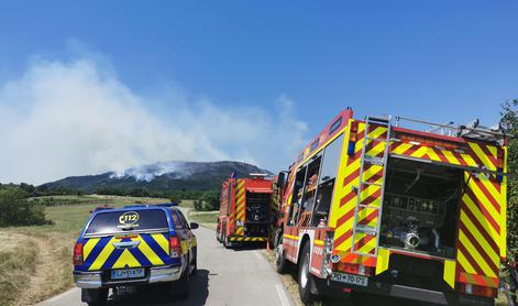 Požar močno ovira promet, bodite pozorni na konvoje gasilskih vozil  #video