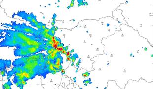 Slovenijo zajele močne nevihte, klestila tudi toča, vozniki spet počeli neumnosti