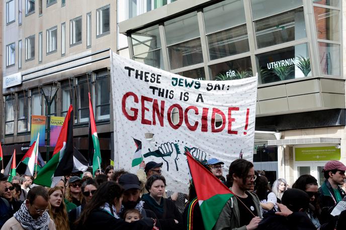 Protest Malmo | Protestniki korakajo po ulicah in pozivajo k izključitvi Izraela.  | Foto Reuters