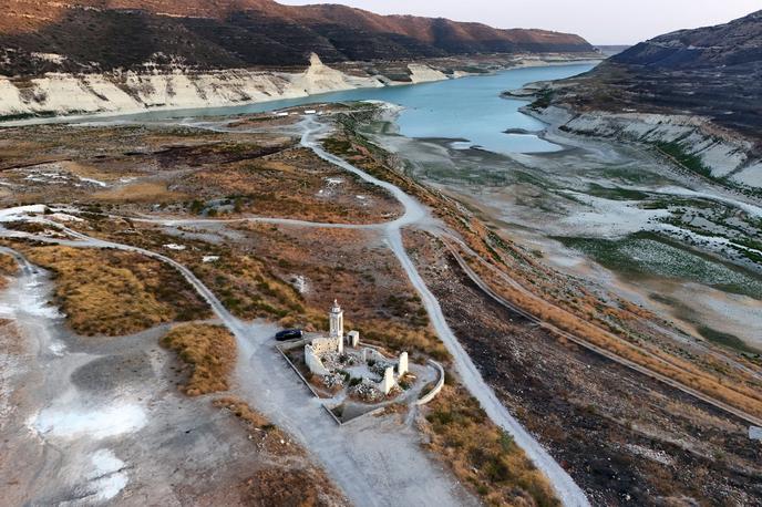 Ciper, Kouris | Vodno zajetje Kouris. Ruševine cerkvice na fotografiji so bile v normalnih razmerah sicer pod vodo. | Foto Reuters