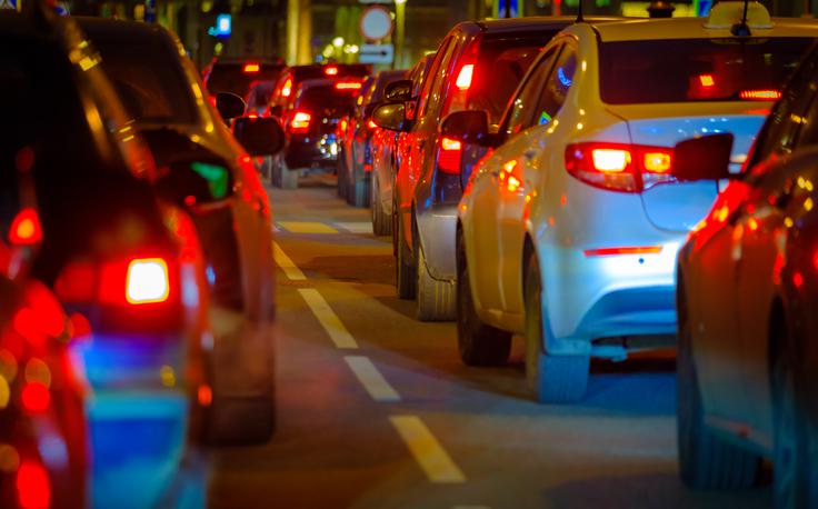 Uradno je dovoljeno prehiteti po desni, če je na levem pasu stoječa kolona vozil (oziroma en avtomobil). | Foto: Shutterstock