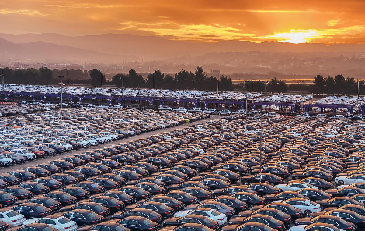 Luka Koper | Na večji pretovor avtomobilov v prvih devetih mesecih letošnjega leta so vplivali novi posli, predvsem uvoz vozil različnih proizvajalcev iz Kitajske, povečale so se tudi izvozne količine avtomobilov za mediteranske države. | Foto Luka Koper