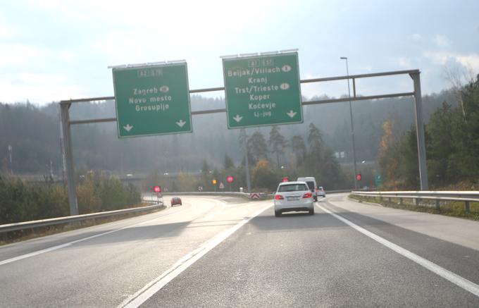 Po prenovi bodo lahko skrajno desno peljali vozniki, ki bodo namenjeni na izvoz Ljubljana jug oziroma proti Rudniku, Lavrici, Škofljici ... Po oceni Darsa bo to območje razporejanja pred vklopom na avtocesto razbremenilo za najmanj 500 vozil na uro. | Foto: Gregor Pavšič
