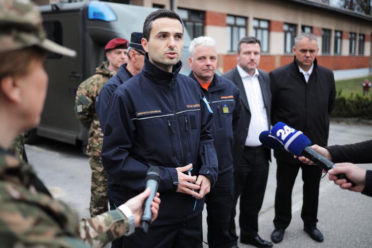 Obrambni minister Matej Tonin si je ogledal potek del. | Foto: STA ,