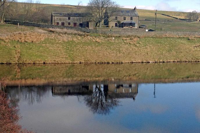 Hannah Hauxwell | Brez elektrike, tekoče vode ali stalnih prihodkov je kmetijo upravljala sama, med preprostimi radostmi narave in neusmiljenimi zahtevami preživetja. | Foto Profimedia