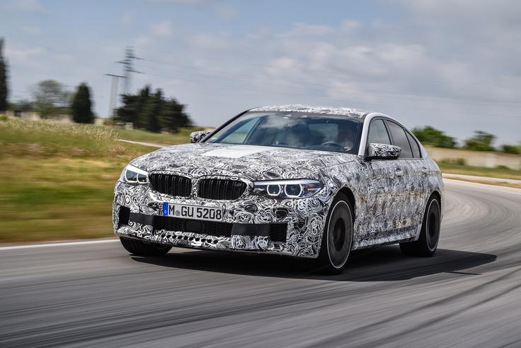 Med tehnične posebnosti novega M5 spada tudi novi osemstopenjski samodejni menjalnik M Steptronic. Ta ponuja tri različne načine delovanja. | Foto: BMW