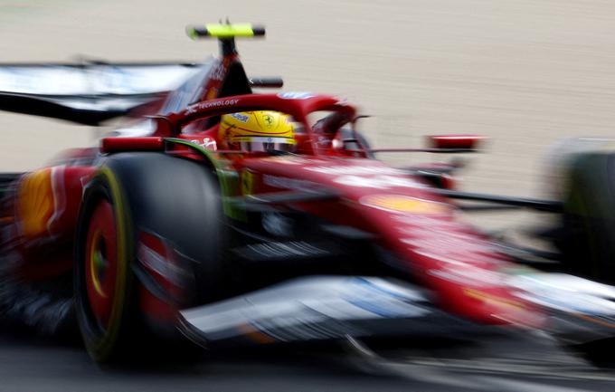 Lewis Hamilton še spoznava Ferrarijev dirkalnik. | Foto: Reuters