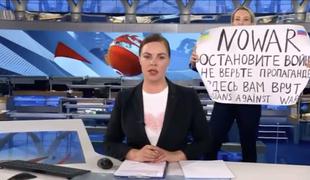 Moskva: deset policistov je ob 6. uri vdrlo v dom in jo aretiralo