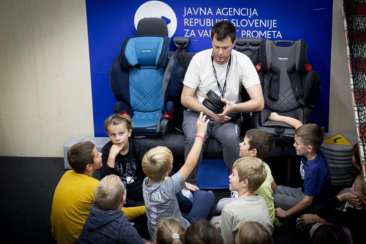 Agencija za varnost prometa in Policija sta v Minicityju v Ljubljani pripravili interaktivno izobraževanje 160 osnovnošolcev v motorično-didaktični igralnici za učenje otrok o varnosti v prometu s posebnim poudarkom na varnosti pešcev.  | Foto: Ana Kovač