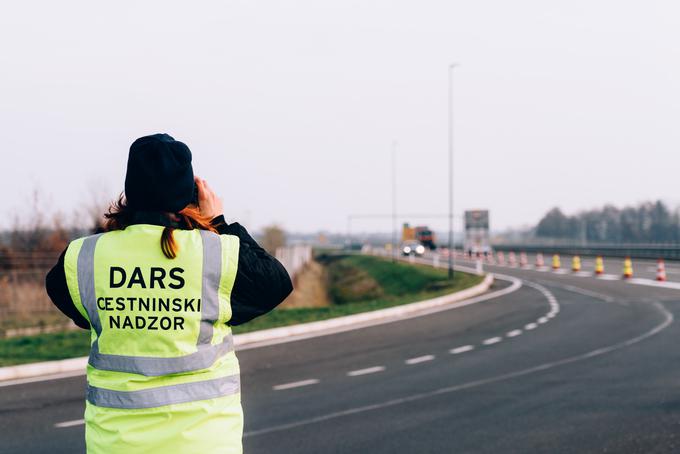 Zaradi tesnega in uspešnega sodelovanja s policijo cestninski nadzorniki velikokrat pomagajo celo pri odkrivanju  ukradenih vozil, prepoznavanju ponarejenih dokumentov, hkrati pa njihova prisotnost na terenu prispeva k zmanjševanju števila kraj na počivališčih. Foto: Jan Lukanović | Foto: 